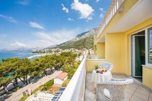 einen Balkon mit einem Tisch und Stühlen sowie Meerblick in der Unterkunft Hotel Villa Bacchus in Baška Voda