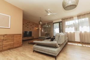 a living room with a couch and a tv at Maison Makoa et sa piscine proche du front de mer in Saint-Pierre