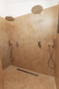 a shower with two shower heads and two lights at Maison Makoa et sa piscine proche du front de mer in Saint-Pierre