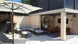 Patio o area all'aperto di Villa Nostalgia pool & wellness