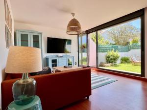 MiengoにあるApartamento Prado Grandeのソファとランプのあるリビングルーム