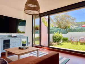 MiengoにあるApartamento Prado Grandeのテーブルと大きな窓のあるリビングルーム