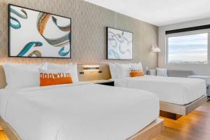 Postel nebo postele na pokoji v ubytování Cambria Hotel Burbank Airport + 86 fotografií