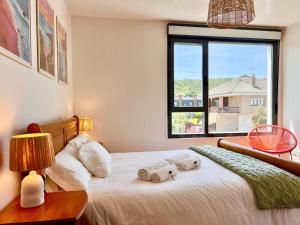 MiengoにあるApartamento Prado Grandeのベッドとタオル2枚のある寝室