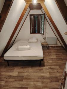 una camera da letto con letto in mansarda di Chalet pleine nature 8mn de Vendôme a Renay