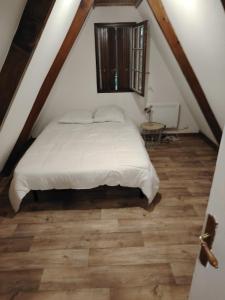 una camera da letto con letto in mansarda di Chalet pleine nature 8mn de Vendôme a Renay