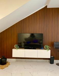 TV a/nebo společenská místnost v ubytování Jasmine Corner Chalet