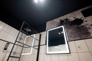 espejo en el techo de un baño en Black & White Apartment - Balkon, Netflix, Nespresso, Zentral, Messe, en Chemnitz