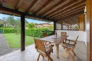 Un jardín fuera de Bifamiliare a due passi dal Lago