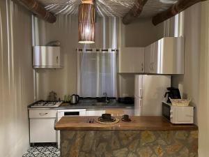 Una cocina con gabinetes blancos y encimera. en Berceste Villas, en Akyaka