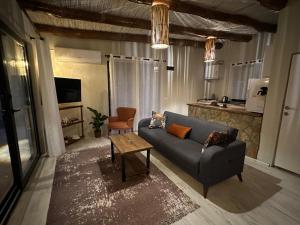 una sala de estar con un sofá y una mesa en Berceste Villas, en Akyaka