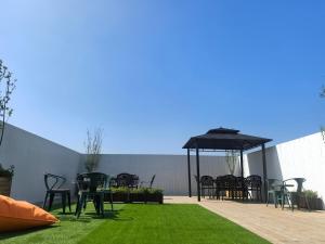 北京Beijing Xingshe Youth Hostel--Nearby Tiananmen square & Forbidden City & Houhai Bar street--1 minute walk to subway, Cat-keeping, Great wall&Forbidden city one day tour, Wifi and laundry room, English speaking Reception的带桌椅和遮阳伞的露台