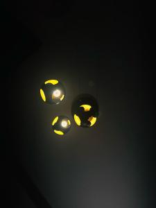 グワーハーティーにあるAnva Homestayの部屋の天井に黄色い光が灯っている +16枚の写真