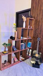 グワーハーティーにあるAnva Homestayの部屋の本棚