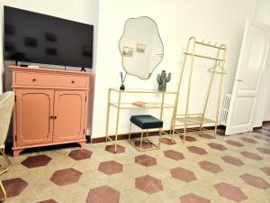 vestidor con espejo y tocador en A due passi dal Colosseo, en Roma