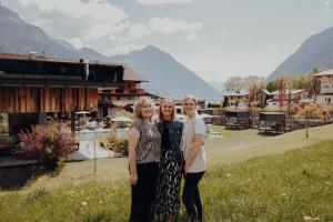 due donne in piedi l'una accanto all'altra in un campo di Hotel Wagnerhof a Pertisau