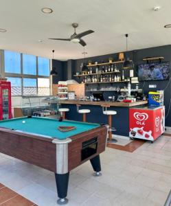 un bar con tavolo da biliardo in camera di Casa Zen Apartamentos Santa Teresinha Montes de Alvor ad Alvor