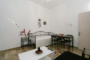 una camera da letto con un letto, un tavolo e delle sedie di Gima sis a Gliki