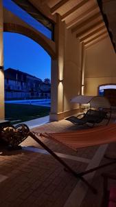 a hammock in a patio with a view of a building at Ca' Mia - Casa Belfiore in Vicenza