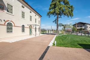 an empty sidewalk next to a building with a tree at Ca' Mia - Casa Belfiore in Vicenza