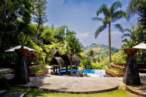 un resort con piscina e palme di SanGria Resort And Spa a Lembang