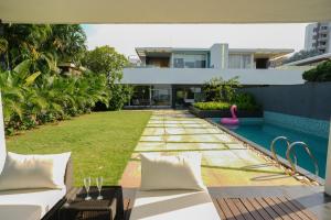 Bazén v ubytování GOA BLUE SEA 3Bhk Villa with 2 Pvt Pools nebo v jeho okolí