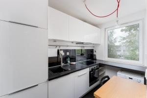Η κουζίνα ή μικρή κουζίνα στο Lindego Park Comfy Studio by BookingHost