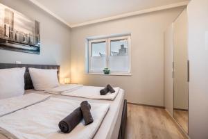 two beds in a room with a window at Ferienhaus am See mit Sauna in Barßel