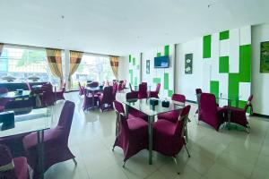 Ruang duduk di Urbanview Hotel Cosmo Jambi