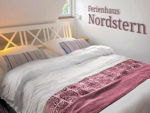 Postel nebo postele na pokoji v ubytování Nordstern Wlan Sauna Kamin Haustiere