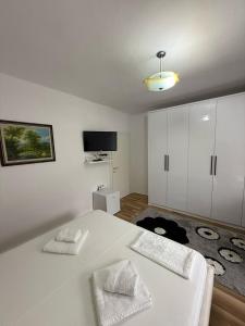 Ένα ή περισσότερα κρεβάτια σε δωμάτιο στο Apartment in Berat's center +32 φωτογραφίες