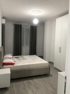 Postel nebo postele na pokoji v ubytování Relux Rezidenc , Shkoze