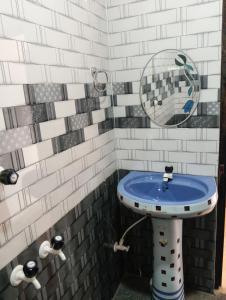 un baño con lavabo y espejo en Shanbhag Farm Stay, en Sānikatta