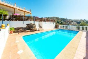 basen na podwórku domu w obiekcie Villa Sanchez Sol by Villa Plus w mieście Torrox