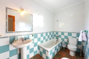 łazienka z umywalką, wanną i toaletą w obiekcie Villa Sanchez Sol by Villa Plus w mieście Torrox +16 zdjęć