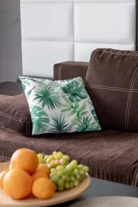 a plate of fruit on a table next to a couch at Family Apartment with Air Conditioning in Mielno by Noclegi Renters in Mielno