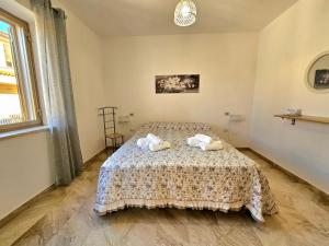 Un dormitorio con una cama con dos toallas encima. en Vintage Home, en La Caletta