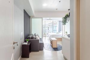 Posezení v ubytování Cee Staycation in the City - Azure Maui Penthouse + 9 fotografií