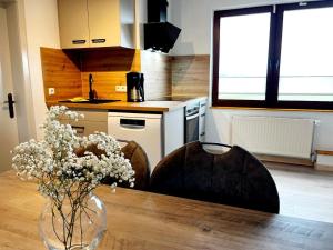 Kuchyň nebo kuchyňský kout v ubytování 3-Zimmerwohnung, 2 Bäder, Büsum (4km), Nordsee