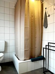 Koupelna v ubytování 3-Zimmerwohnung, 2 Bäder, Büsum (4km), Nordsee