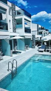 ein Schwimmbad vor einem Gebäude in der Unterkunft INTERNI LUXURY LIVING b in Nikiti