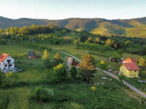 una vista aerea di un piccolo villaggio sulle colline di AA Pine vikendica za izdavanje u srcu Zapadne Srbije a Nova Varoš