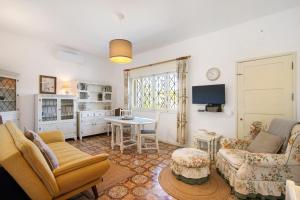 una sala de estar con un sofá y una mesa en Casa Alcaria, en Alcaria