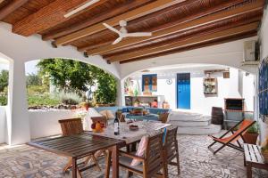 Un patio al aire libre con una mesa y sillas de madera. en Casa Alcaria, en Alcaria
