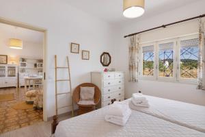Un dormitorio con una cama y una ventana y un escritorio. en Casa Alcaria, en Alcaria 22 fotos más