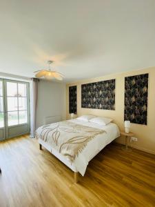 Un dormitorio con una cama grande y una ventana grande en Maison 262 - Chambord Escape, en Huisseau-sur-Cosson