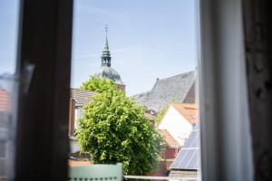フェーマルンにあるWehrendの太陽光パネルのある窓から見た街の景色