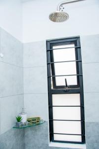 Ένα μπάνιο στο Chic 2BR Nairobi-Tatu City Suite