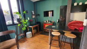 Un comedor con una mesa y sillas en una habitación. en Appartement typique Rouen centre tout confort, en Rouen 14 fotos más