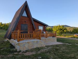 una baita di tronchi con portico e terrazza. di AA Pine vikendica za izdavanje u srcu Zapadne Srbije a Nova Varoš
